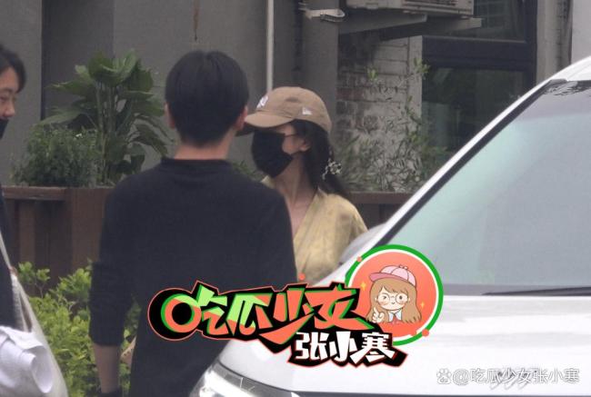 楊冪黃金造型出街好有時尚感 新造型引期待