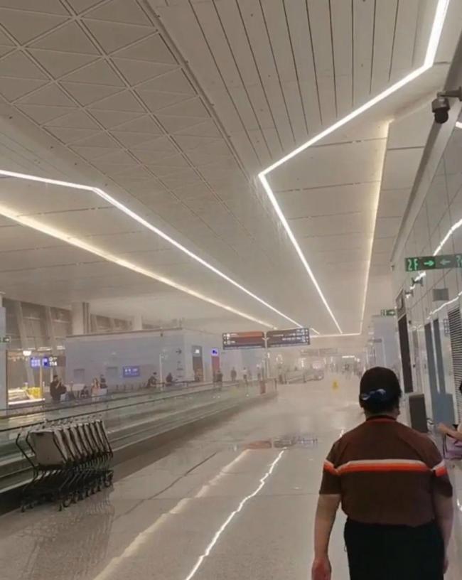 西安機(jī)場回應(yīng)冰雹過后航站樓漏雨