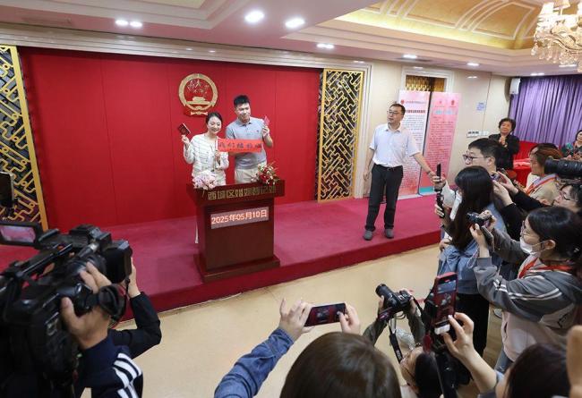 工作人員談結(jié)婚不用戶口本登記