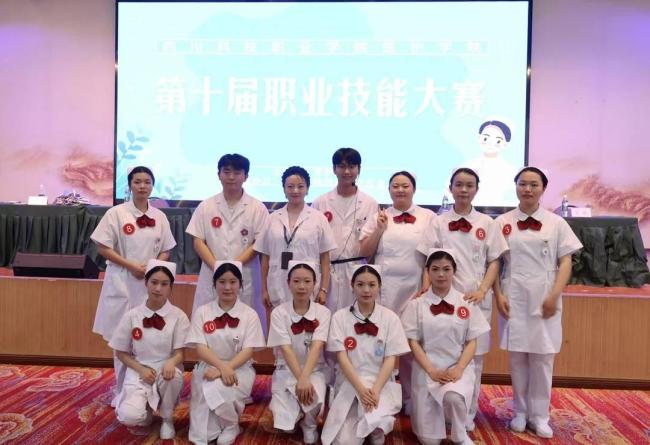 護理男同學(xué)熟練操作嬰兒海姆立克 技能大賽獲一等獎