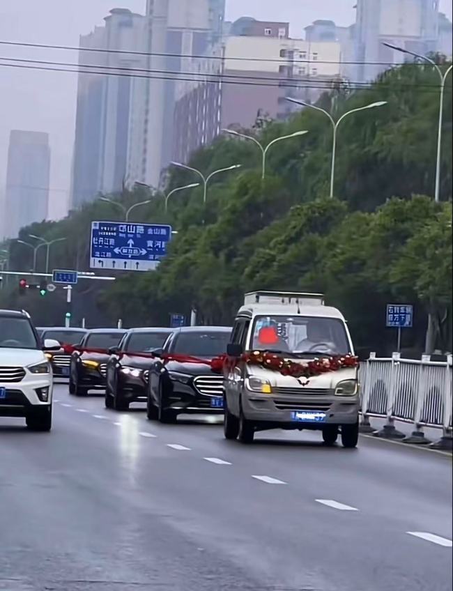 男子結(jié)婚用五菱面包車做頭車 質(zhì)樸溫情見證愛情