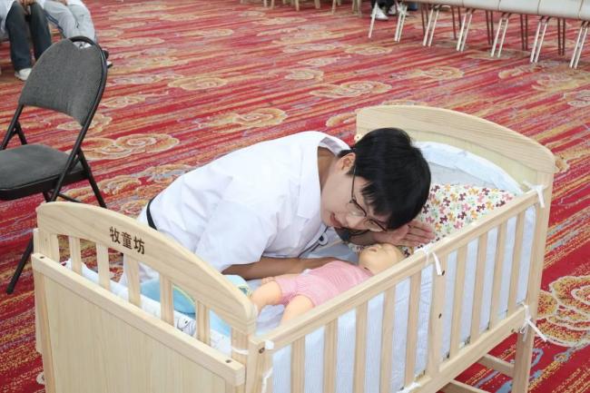 護理男同學(xué)熟練操作嬰兒海姆立克 技能大賽獲一等獎