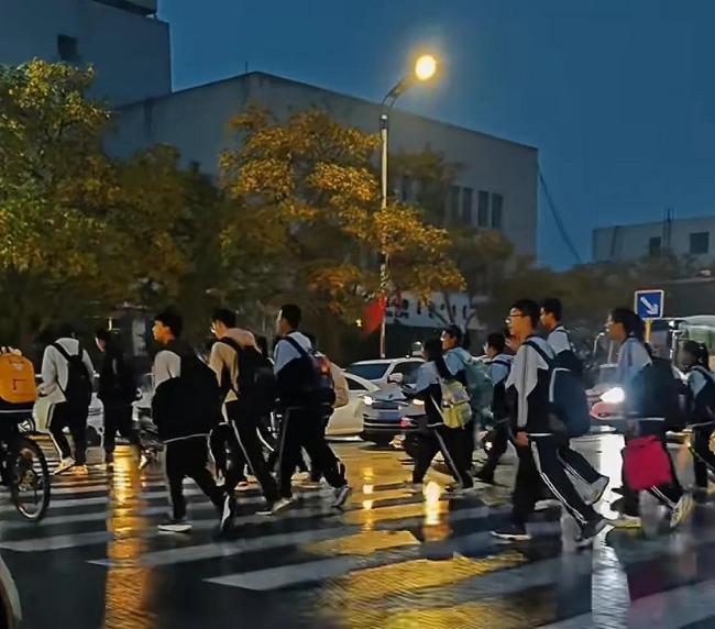 高三男生成績下滑在公交上崩潰大哭 壓力下的共鳴