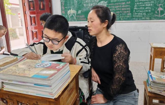 兩兒子患罕見(jiàn)病 90后媽媽死磕到底 十年堅(jiān)守點(diǎn)亮希望