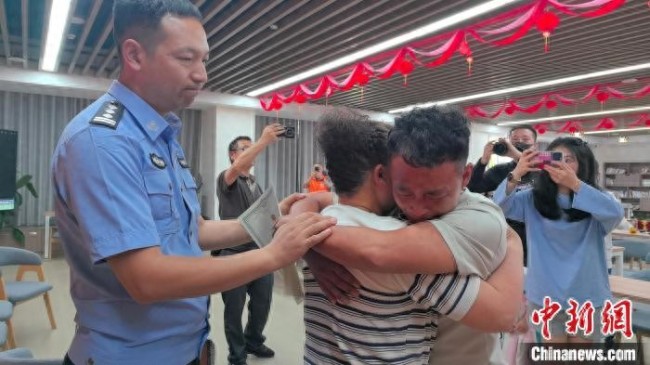 尋親32年 男子母親節(jié)前夕與生母團(tuán)圓
