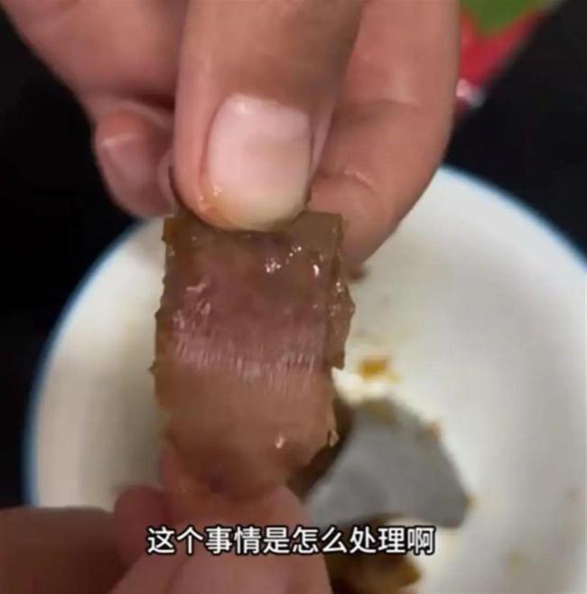 來伊份粽子被指吃出帶血?jiǎng)?chuàng)可貼 寶媽質(zhì)問商家責(zé)任