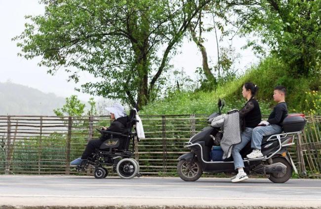 兩兒子患罕見(jiàn)病 90后媽媽死磕到底 十年堅(jiān)守點(diǎn)亮希望