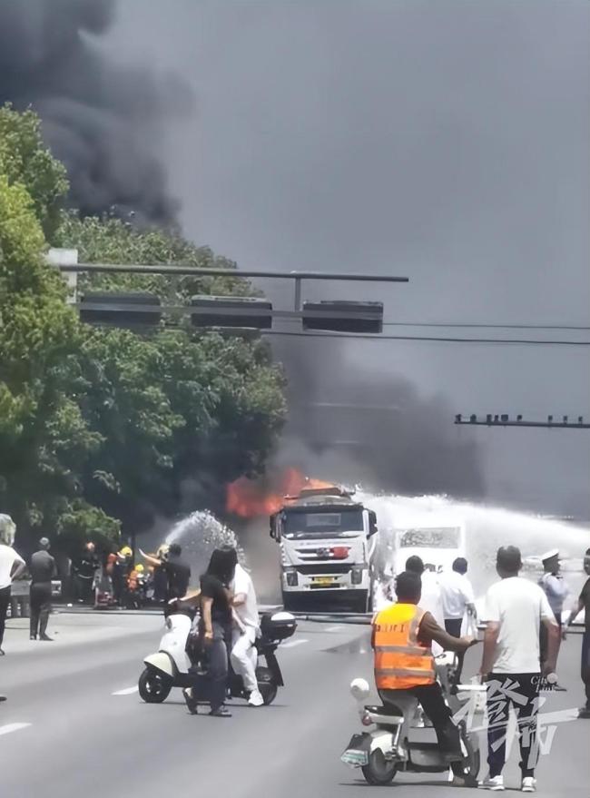 杭州一油罐車在國道上起火 貨車追尾引發(fā)濃煙滾滾