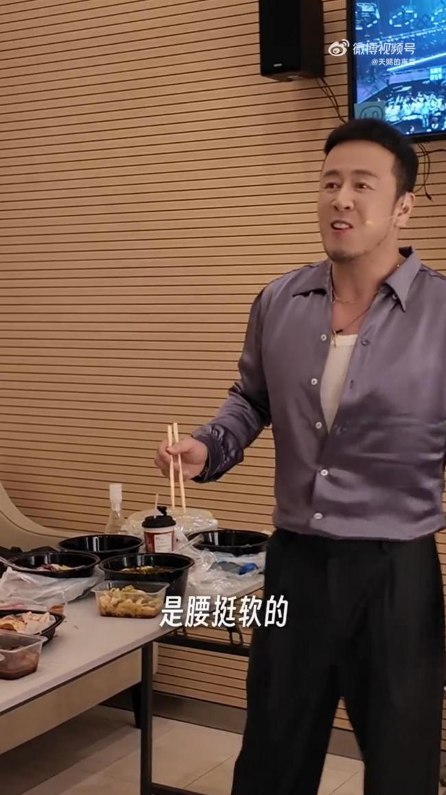 楊坤回應(yīng)“18歲的腰”：是挺軟的 綜藝表現(xiàn)引熱議