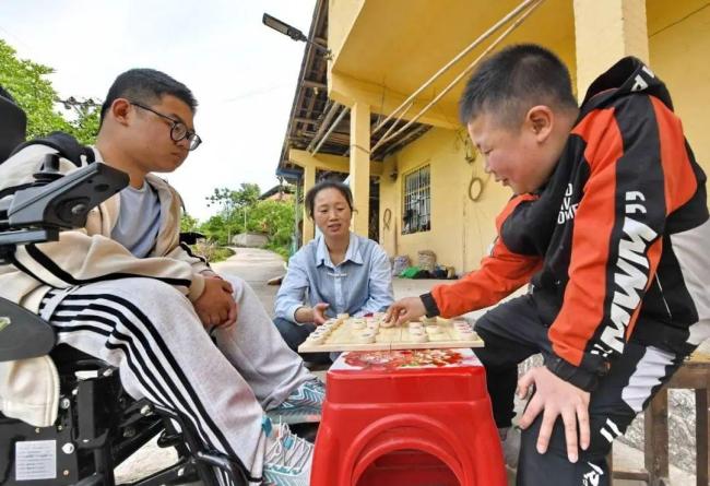 兩兒子患罕見(jiàn)病 90后媽媽死磕到底 十年堅(jiān)守點(diǎn)亮希望