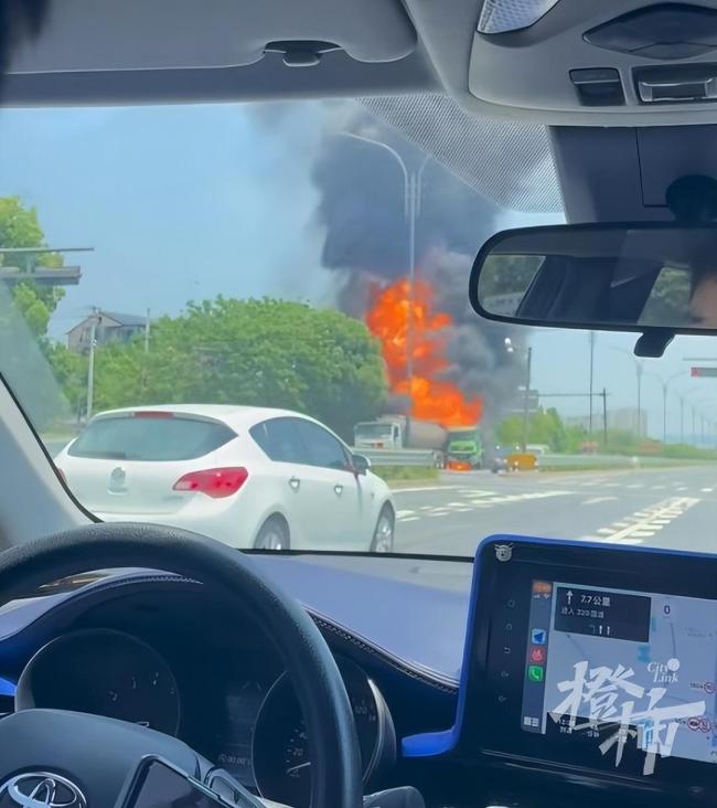 杭州一油罐車在國道上起火 貨車追尾引發(fā)濃煙滾滾