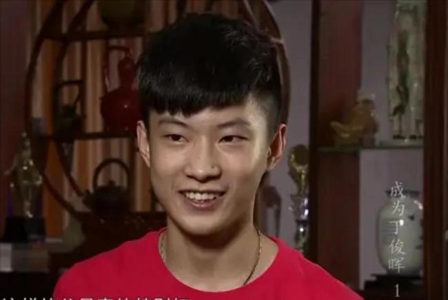 赵心童的母亲曾坚定支持他的打球梦 从台球神童到世界冠军的华丽转身