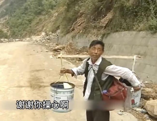 李小萌曾把獎(jiǎng)杯送給汶川朱大爺 重訪北川憶故人