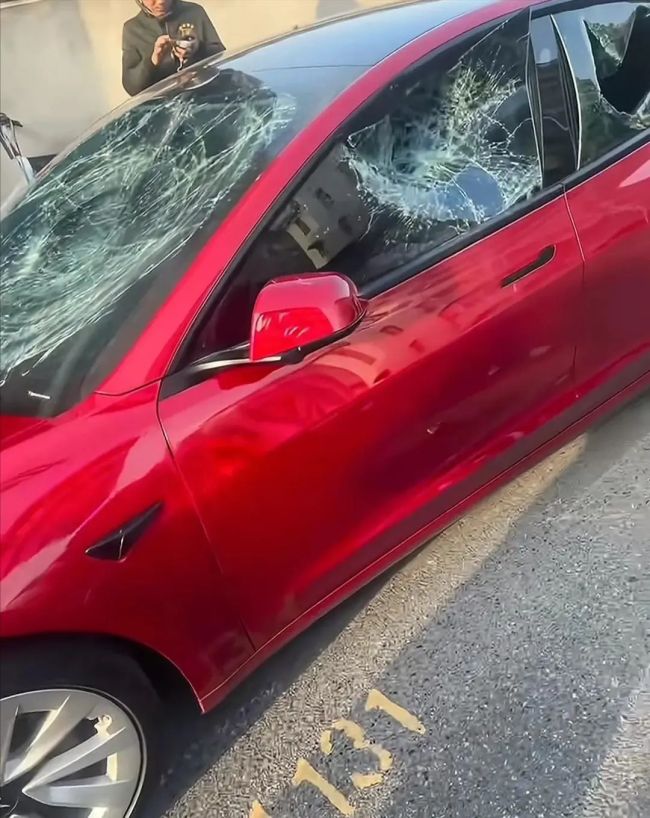 車主罵保安是“看門狗” 保安砸車 情緒失控的代價