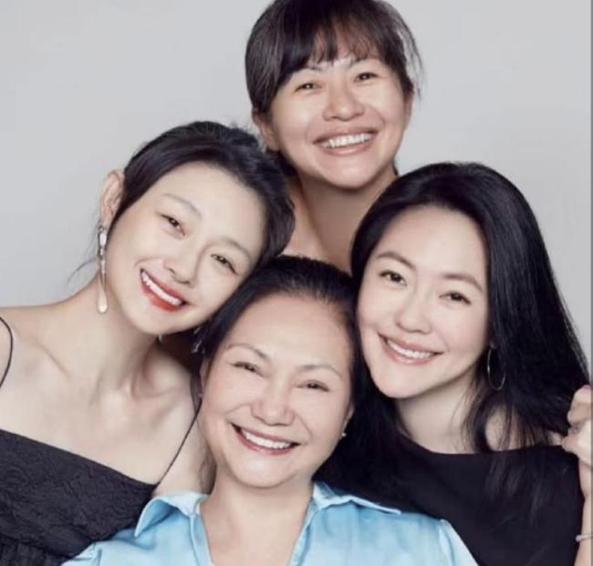 S妈母亲节晒与仨女儿合照，分享大S的AI音频太催泪：你一直在我身边 亲情永不退场
