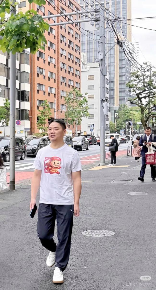 劉強東現(xiàn)身日本街頭 豬豬俠T恤引關(guān)注