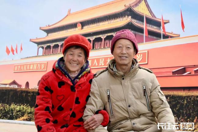 村里老人圓了“與天安門合影”夢(mèng)想 鏡頭下的幸福笑容