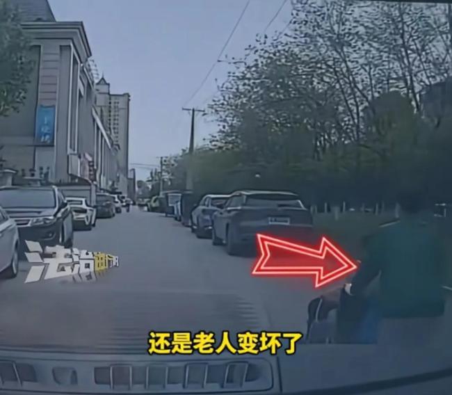 老兩口疑故意擋路還罵提醒的車主 推著輪椅走在路中間