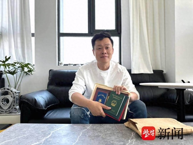 男子捡到证件用18年找到失主 坚持终见奇迹