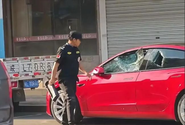 車主罵保安是“看門狗” 保安砸車 情緒失控的代價