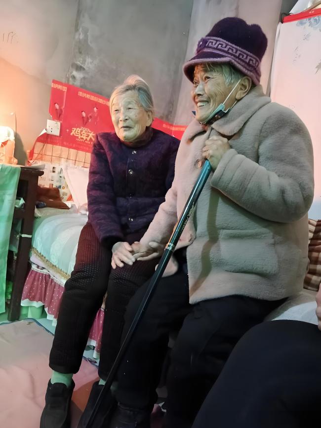 90歲母親步行1小時探望女兒 母愛無界