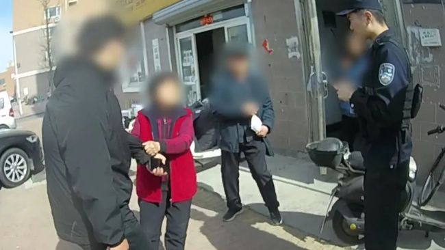 75岁大妈怒吼：抓错了我赔 智擒骗子显身手
