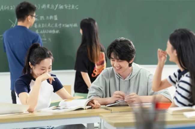 文科教師淪為高?！按髲S”邊緣人