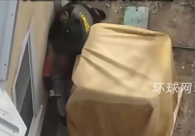 美國男童手持上膛手槍與警察對峙 驚險現場曝光