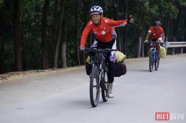 102歲老人不服老每天擼鐵騎自行車 活出精彩晚年