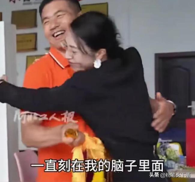 游客跌落瀑布深潭男子跳水救人 英勇行為獲贊