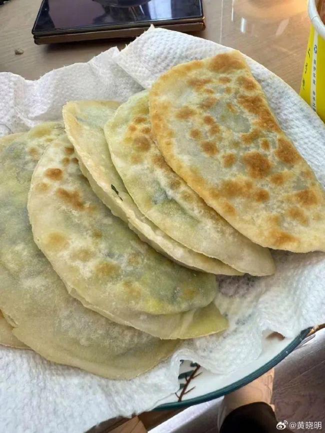 黃曉明曬青島特色午飯 直呼：真是吃不下了啊，腹肌消失中,！
