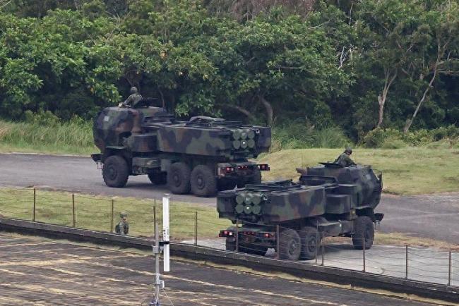 臺軍首次實彈試射“海馬斯”火箭炮