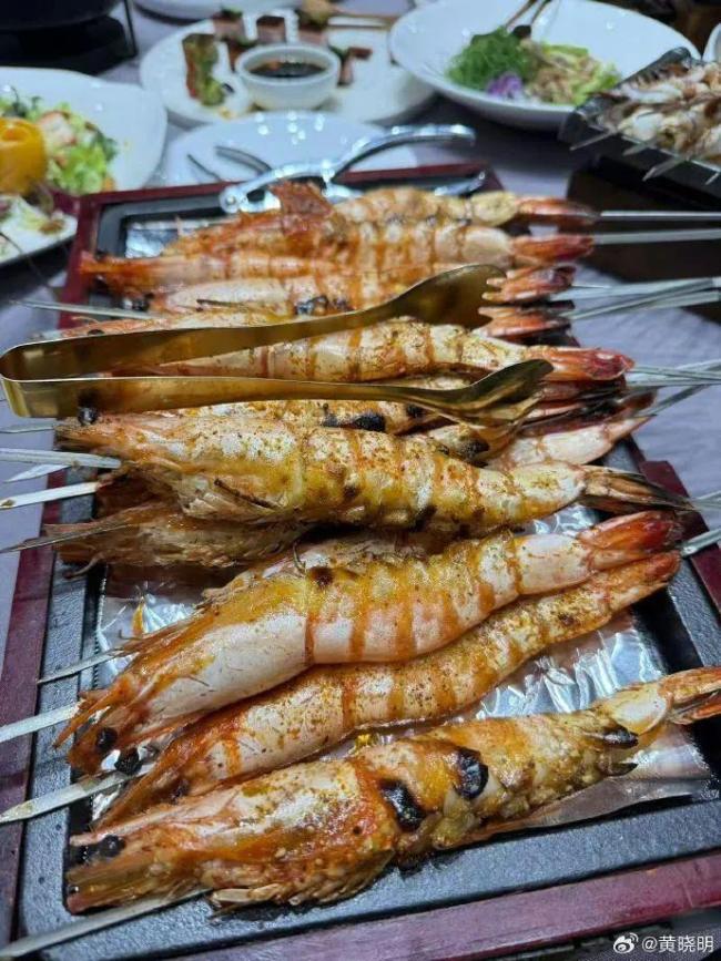 黃曉明曬青島特色午飯 直呼：真是吃不下了啊,，腹肌消失中！