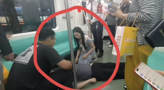 新婚護(hù)士在地鐵上跪地救助乘客,！