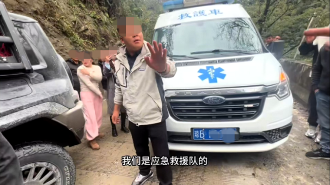 警方回應(yīng)救護(hù)車無任務(wù)鳴笛開道 違規(guī)使用警報(bào)器受罰