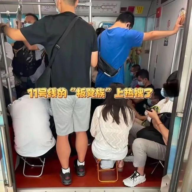“地鐵板凳族”引熱議