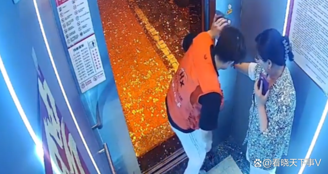 店主和店員下樓看冰雹被嚇懵 電梯烏龍引發(fā)網(wǎng)友熱議