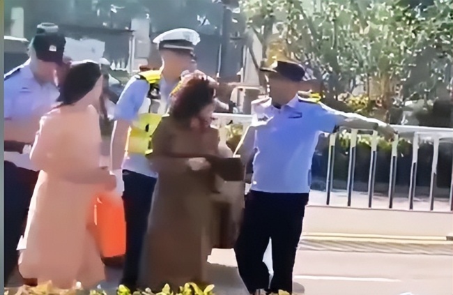 湖北一保時捷從停車場出口沖出撞人 女司機淡定引發(fā)爭議