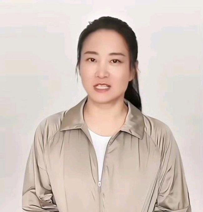 贾玲43岁因瘦身再登热搜扎高马尾穿运动服焕发青春活力