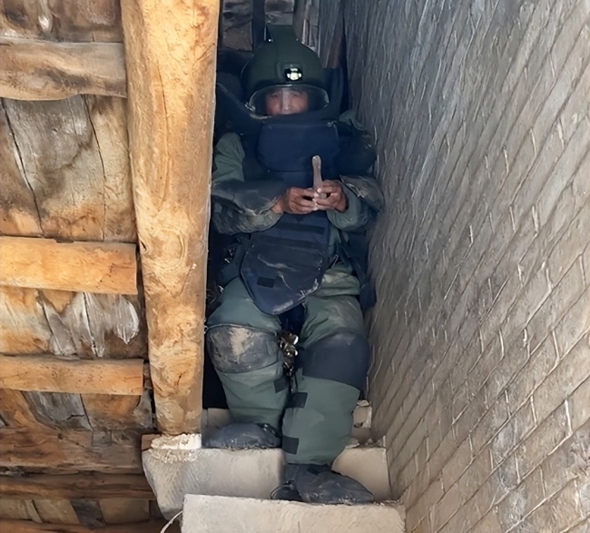 特警穿80多斤排爆服拆解手榴彈：警察同志,！我家發(fā)現(xiàn)一枚手榴彈