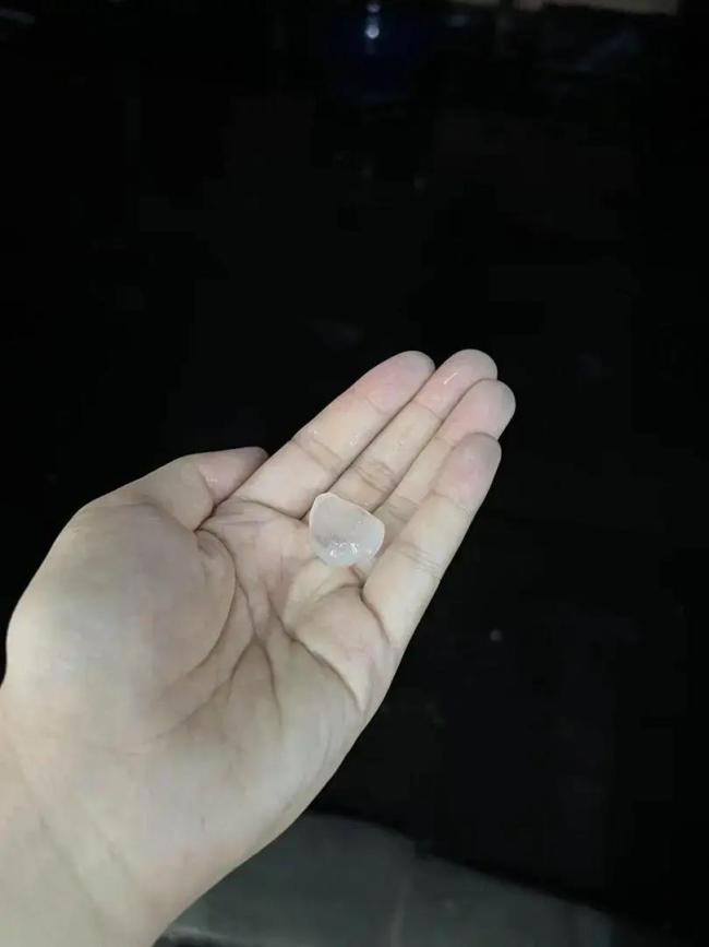 北京城區(qū)突降冰雹 大小如雞蛋,，男子騎電動車緊急跑路邊躲避 車輛緩慢行駛防滑