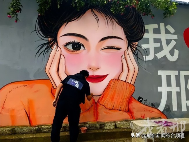 河北邢臺一面“會開花”的墻繪走紅,，真花入畫打造“破壁”藝術(shù)體驗