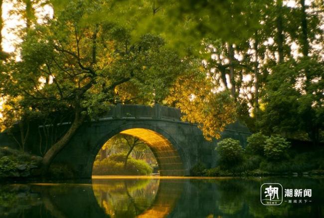 罕見(jiàn)西湖“金光穿洞” 畫面好似穿越 攝影愛(ài)好者爭(zhēng)相打卡