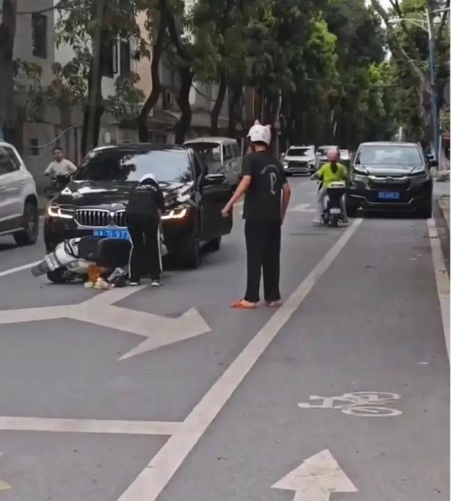 情侶騎車撞寶馬男子情緒失控 無知與沖動(dòng)的代價(jià)