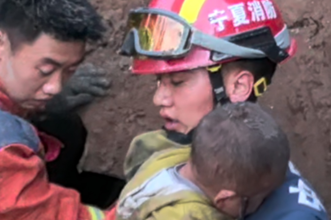 兩歲幼童墜入化糞池 30公分井口生死救援