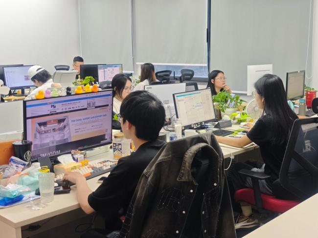 義烏商家接到30萬(wàn)雙襪子訂單 關(guān)稅下調(diào)刺激大單涌現(xiàn)