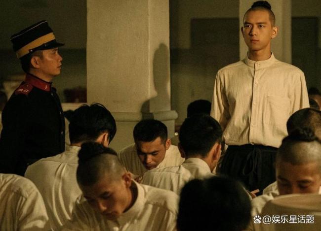 李現(xiàn)新劇辮子頭造型引關注 內娛最敢突破的頂流