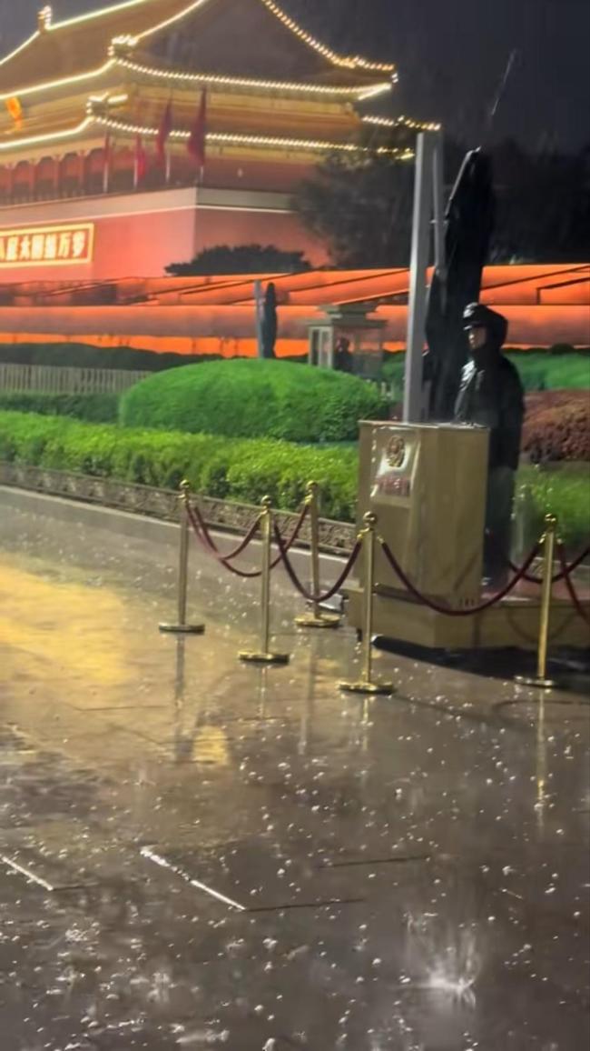天安門前哨兵冰雹雷雨天紋絲不動,！