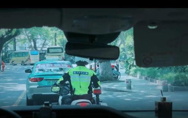 黃磊孫莉帶兒女逛西湖 溫馨畫面曝光
