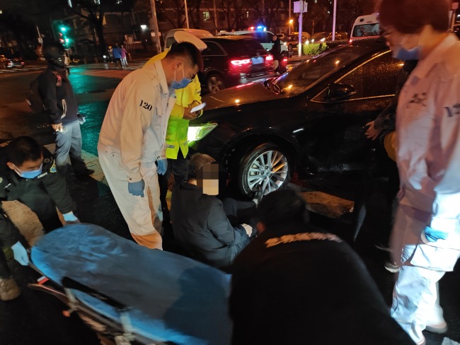 老人橫穿馬路被撞倒 民警急忙上前救助 輔警陳潔再次伸出援手